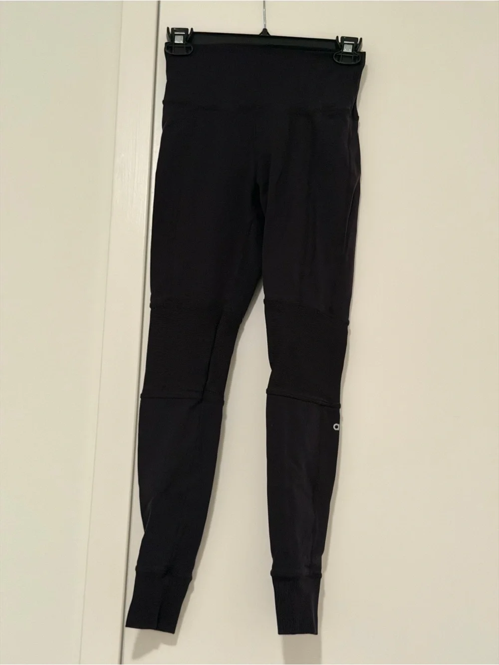 $134 ALO YOGA black Avenue LEGGINGS SIZE XS